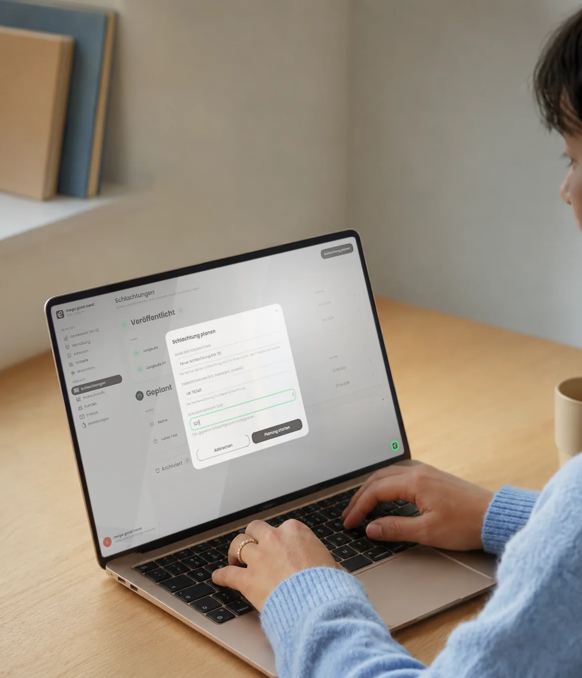 Person plant eine Schlachtung in der Erzeugerland-Oberfläche am Laptop.