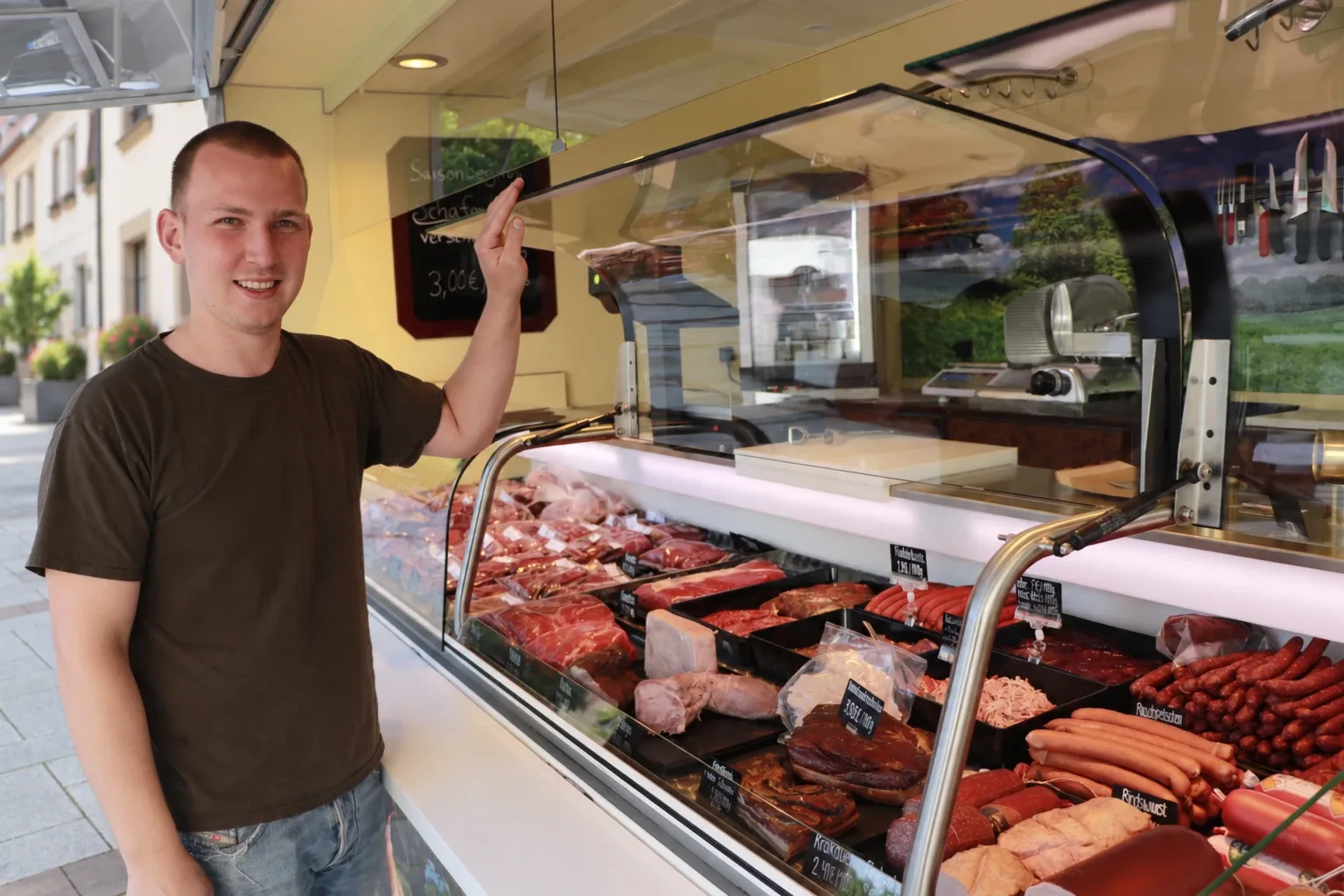 Mathis Bock von Weingartener Weiderind an seiner Verkaufstheke am Marktstand