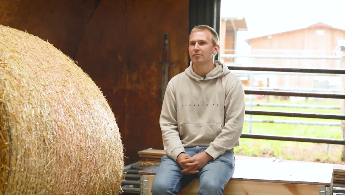 Mathis Bock von Weingartener Weiderind in seiner Arbeitsumgebung