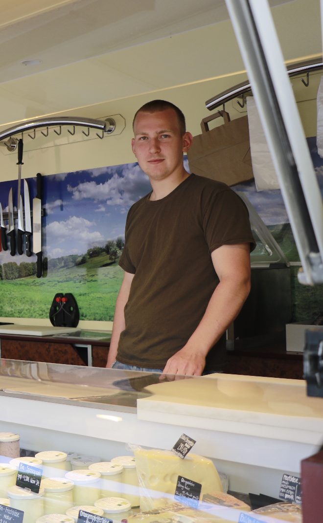 Mathis Bock im Verkaufswagen