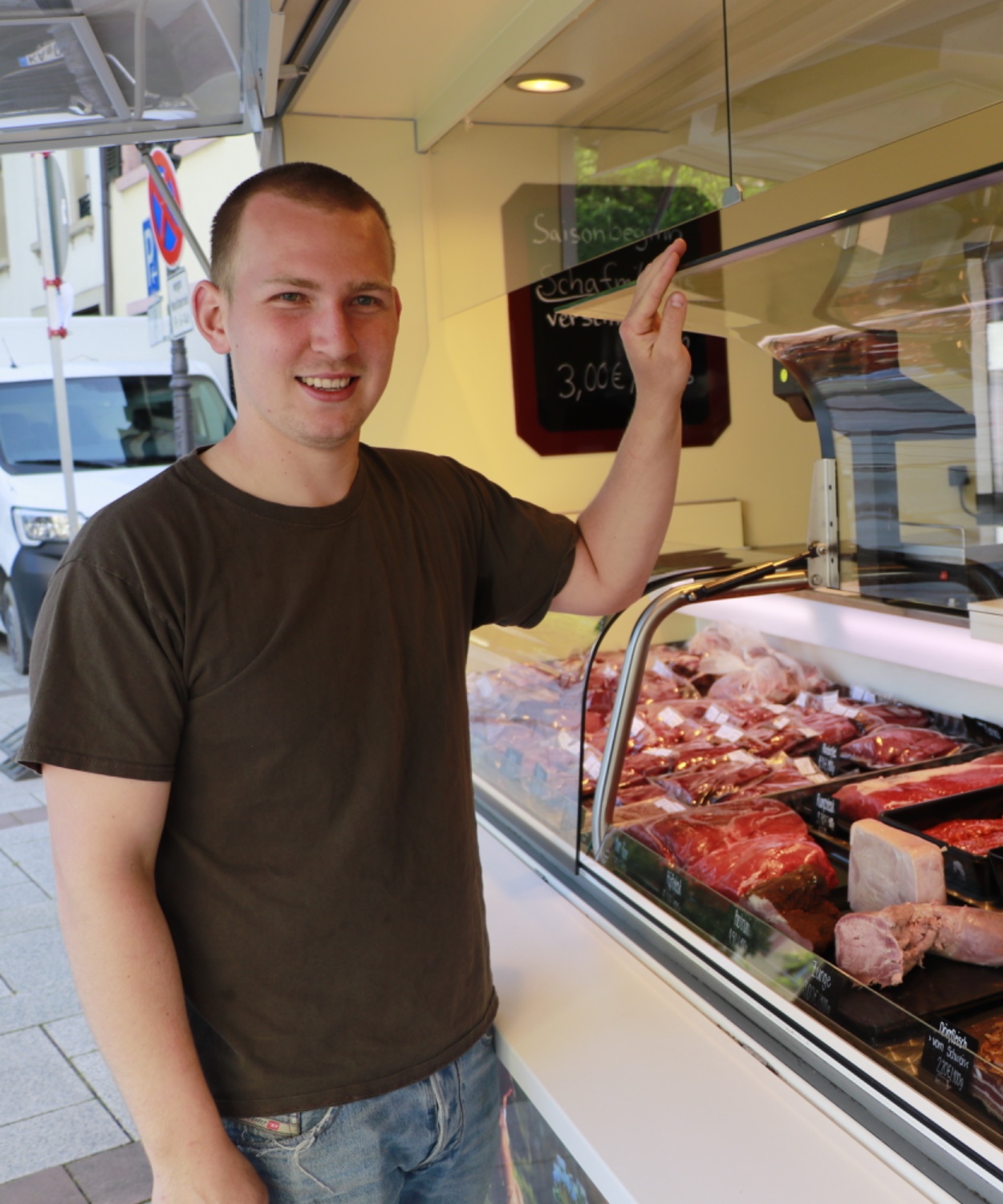 Mathis Bock beim Fleischverkauf auf dem Wochenmarkt