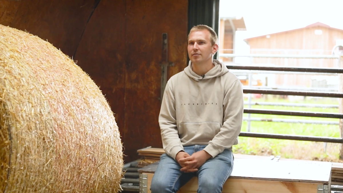Mathis Bock von Weingartener Weiderind in seiner Arbeitsumgebung