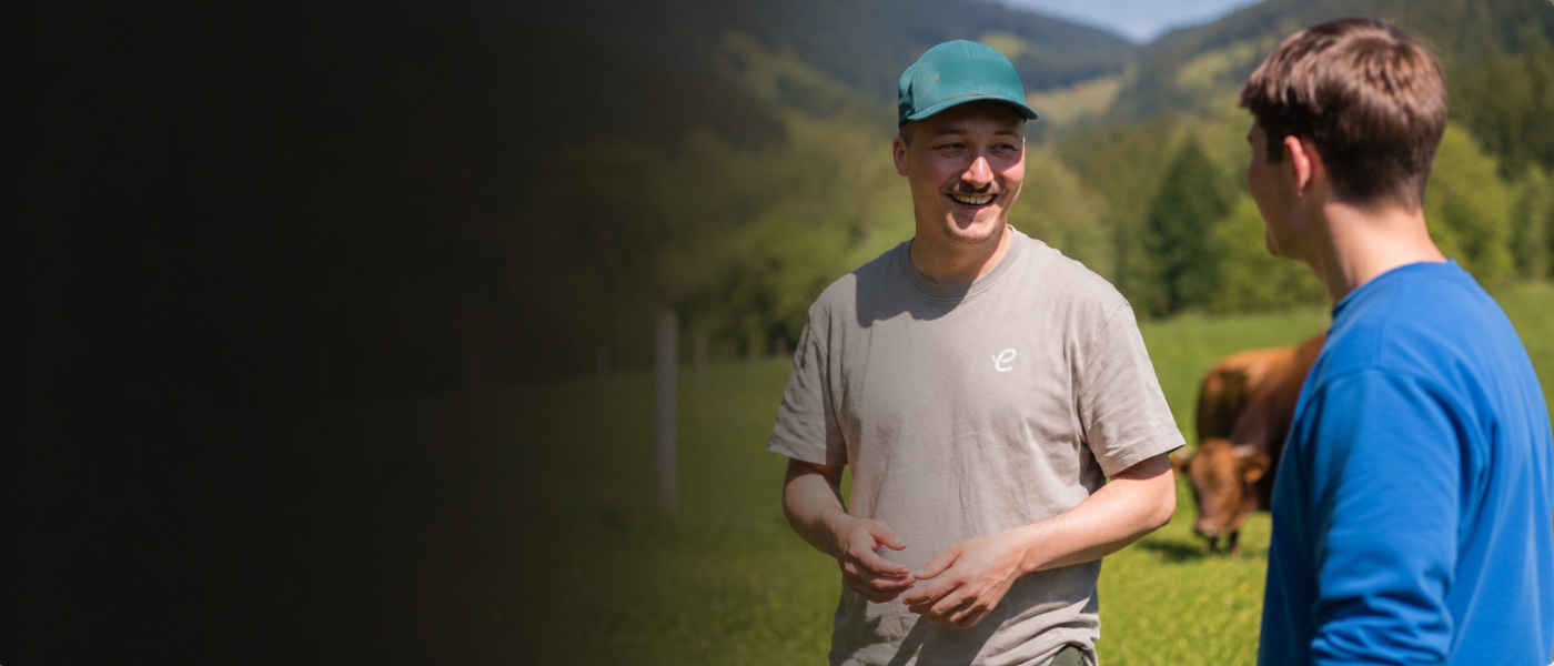Erzeugerland-Team im Gespräch auf einem Rinderhof